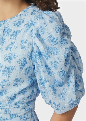 PRE-ORDER / Kikka chiffon flower kjole Lyseblå Neo Noir 